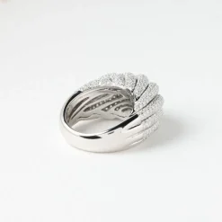 Bague or gris pavée de diamants