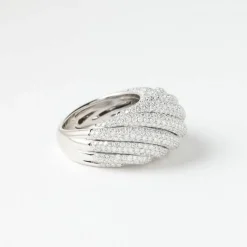 Bague or gris pavée de diamants
