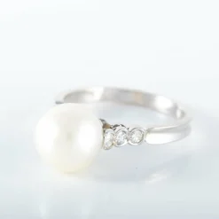 BAGUE OR GRIS PERLE BLANCHE ENTOURAGE DIAMANTS