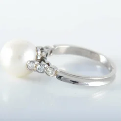 BAGUE OR GRIS PERLE BLANCHE ENTOURAGE DIAMANTS