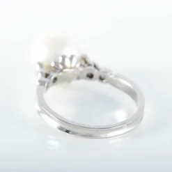 BAGUE OR GRIS PERLE BLANCHE ENTOURAGE DIAMANTS