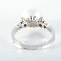 BAGUE OR GRIS PERLE BLANCHE ENTOURAGE DIAMANTS