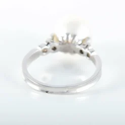 BAGUE OR GRIS PERLE BLANCHE ENTOURAGE DIAMANTS
