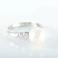 BAGUE OR GRIS PERLE BLANCHE ENTOURAGE DIAMANTS