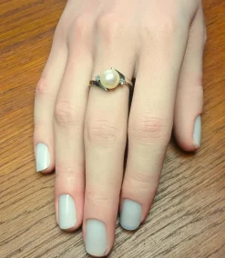Bague or gris perle et diamants