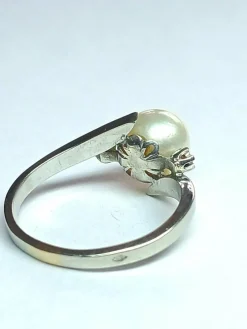 Bague or gris perle et diamants