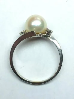 Bague or gris perle et diamants