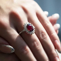 Bague or gris rubis diamants