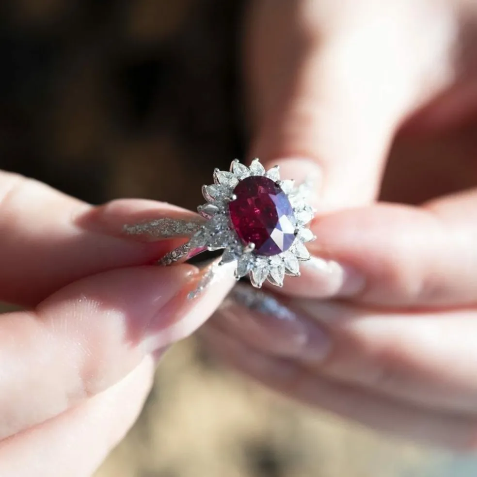 Bague or gris rubis diamants