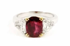 Bague or gris rubis Siam et diamants trapèze