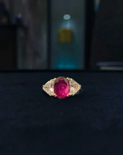 Bague or gris rubis Siam et diamants trapèze