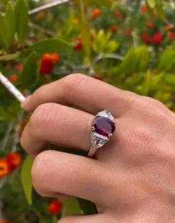 Bague or gris rubis Siam et diamants trapèze