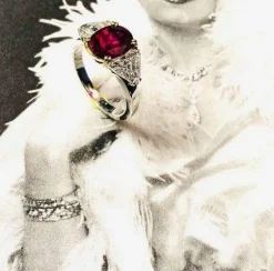 Bague or gris rubis Siam et diamants trapèze