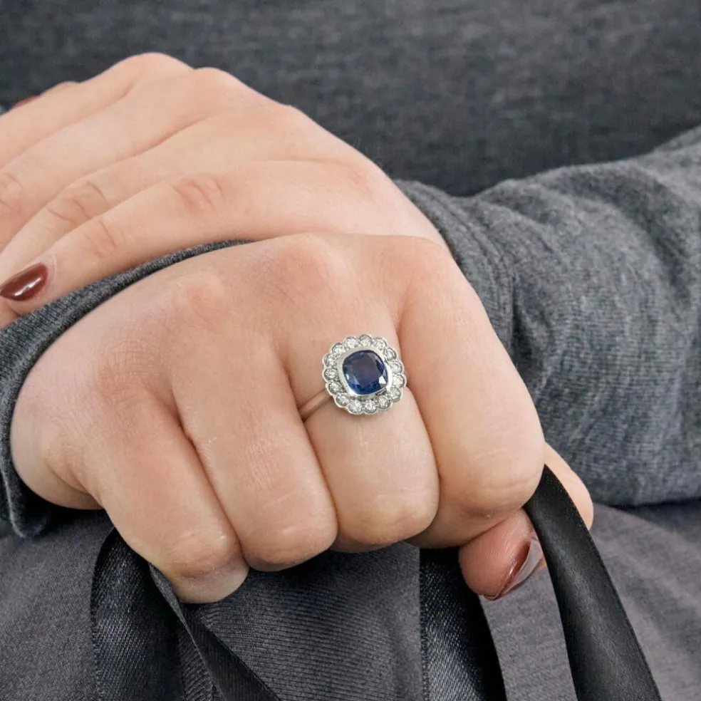 Bague or gris, saphir et diamants