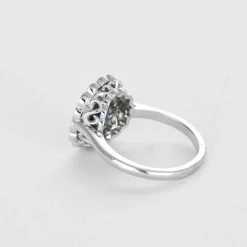 Bague or gris, saphir et diamants