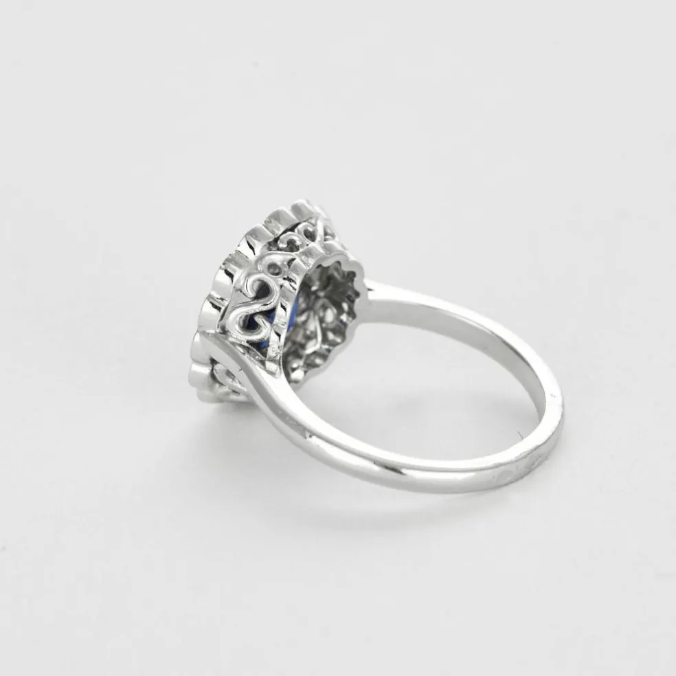 Bague or gris, saphir et diamants