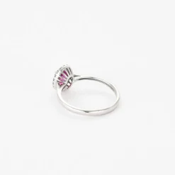 Bague or gris, saphir rose et diamants