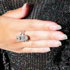 Bague or gris saphirs diamant