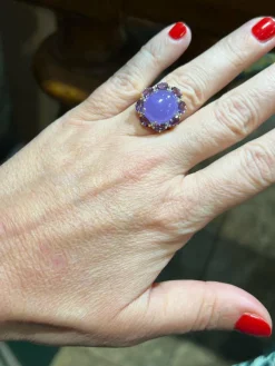 Bague or jade lavande en cabochon, améthystes, pavage de diamants