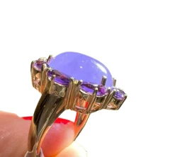 Bague or jade lavande en cabochon, améthystes, pavage de diamants