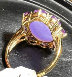 Bague or jade lavande en cabochon, améthystes, pavage de diamants