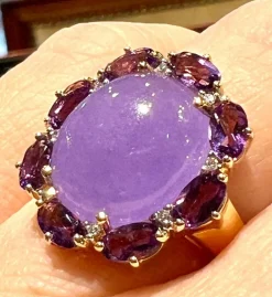 Bague or jade lavande en cabochon, améthystes, pavage de diamants