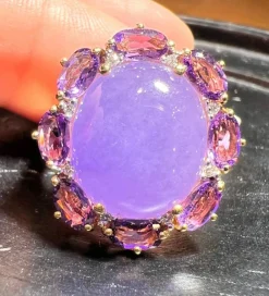 Bague or jade lavande en cabochon, améthystes, pavage de diamants