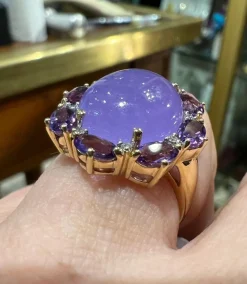 Bague or jade lavande en cabochon, améthystes, pavage de diamants