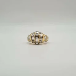Bague or jaune 18 carats sertie de diamants ronds et baguettes