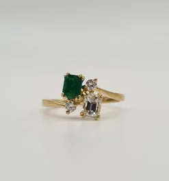 Bague or jaune 18 carats sertie d'une émeraude et diamants naturels