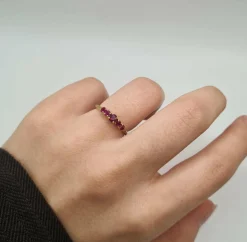 Bague or jaune 18 carats sertie de rubis