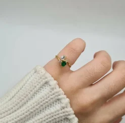 Bague or jaune 18 carats sertie d'une émeraude et diamants naturels