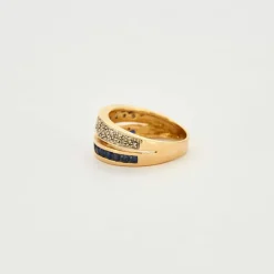 Bague or jaune 18 carats sertie de diamants et saphir