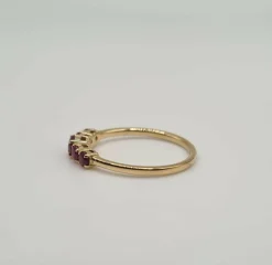 Bague or jaune 18 carats sertie de rubis