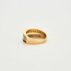 Bague or jaune 18 carats sertie de diamants et saphir