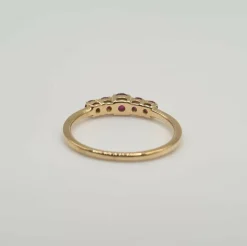 Bague or jaune 18 carats sertie de rubis