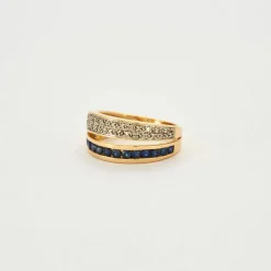 Bague or jaune 18 carats sertie de diamants et saphir