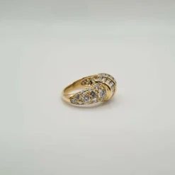Bague or jaune 18 carats sertie de diamants ronds et baguettes