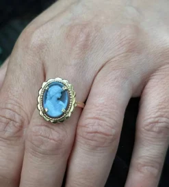 Bague Or jaune avec camée bleu