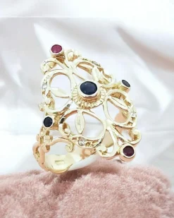Bague or jaune avec diamants rubis et saphir