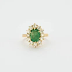Bague or jaune avec émeraude centrale entourage diamants
