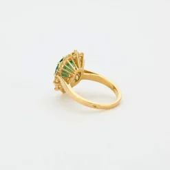 Bague or jaune avec émeraude centrale entourage diamants