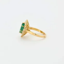 Bague or jaune avec émeraude centrale entourage diamants