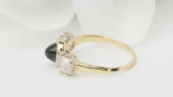 Bague or jaune, cabochon saphir, diamants