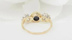 Bague or jaune, cabochon saphir, diamants