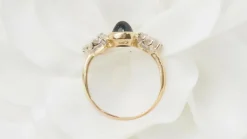 Bague or jaune, cabochon saphir, diamants