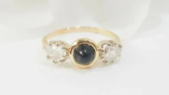 Bague or jaune, cabochon saphir, diamants
