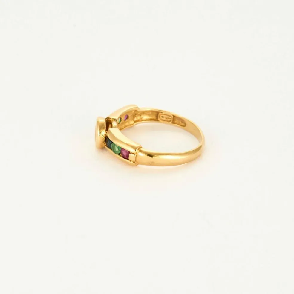 Bague or jaune centré d'un diamants, épaulée rubis, saphir, émeraude