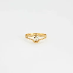 Bague or jaune centrée d'un diamant