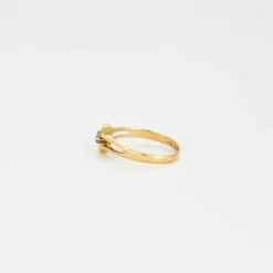 Bague or jaune centrée d'un diamant